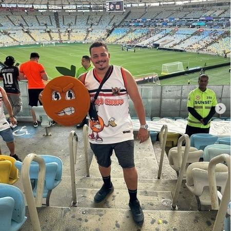 Matheus Amaral vai aos jogos do Nova Iguaçu com uma cabeça de laranja, mascote do clube