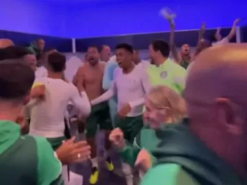 Time da virada: jogadores do Palmeiras festejam vitória no vestiário; assista