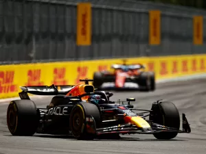 Mesmo reclamando, Verstappen vence a sprint e Mercedes fica fora dos pontos