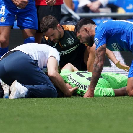 David Soria (de verde) caiu inconsciente após dividida em Getafe x Mallorca - Oscar J. Barroso/Europa Press via Getty Images