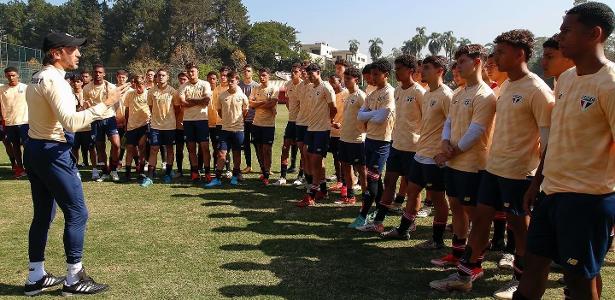 Jovens sub-17 treinam com profissionais do São Paulo em oportunidade única