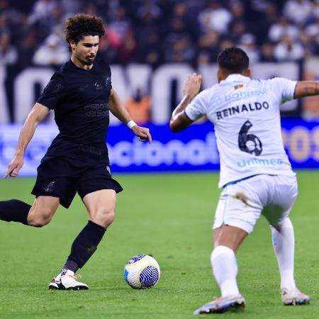 André Ramalho em ação pelo Corinthians contra o Grêmio pela Copa do Brasil