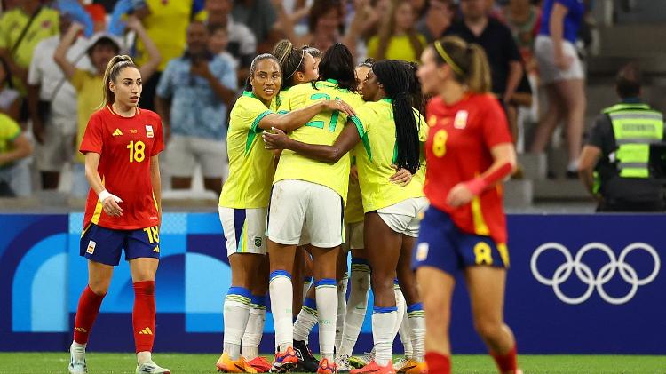 Jogadoras do Brasil celebram gol sobre a Espanha em duelo do futebol feminino nas Olimpíadas