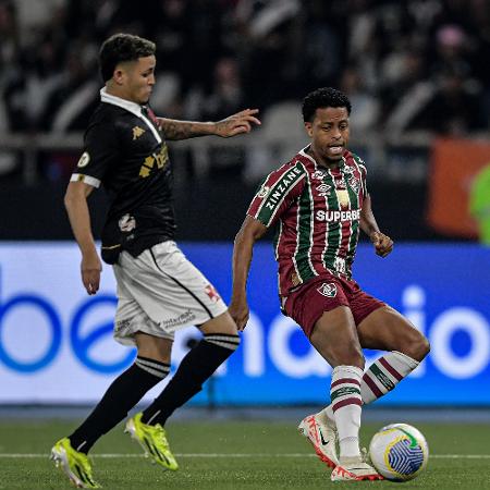 Adson, do Vasco, disputa bola com Keno, do Fluminense - Thiago Ribeiro/AGIF