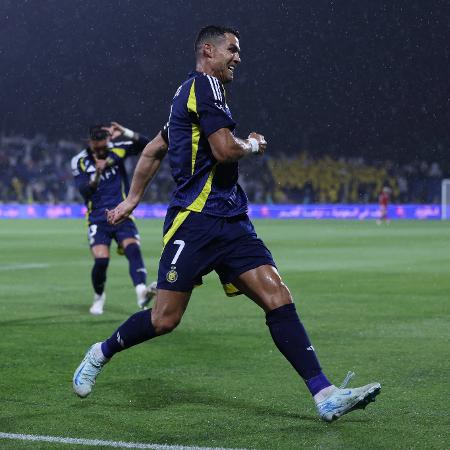 Cristiano Ronaldo, do Al-Nassr, comemora gol diante do Al-Taawoun