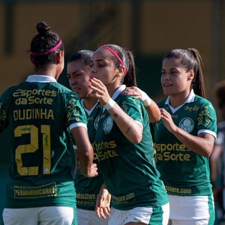 Jogadoras do Palmeiras comemoram gol diante do Atlético-MG em partida pelo Brasileirão feminino