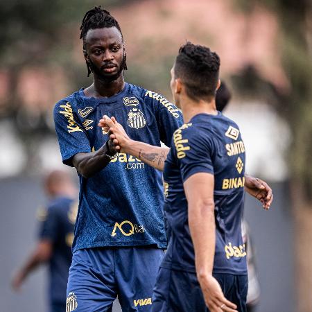 Njie comemora gol marcado pelo Santos em jogo-treino contra o Água Santa - Raul Baretta/Santos