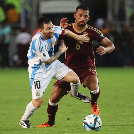 Jogo foi disputado em um gramado encharcado em Maturín, na Venezuela Jogo foi disputado em um gramado encharcado em Maturín, na Venezuela