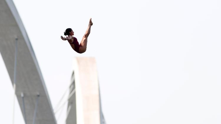 Atletas saltam da Ponte JK, em Brasília, durante Campeonato Mundial Júnior de High Diving