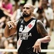 Marquinhos com a camisa do Vasco da Gama após acertar cesta no NBB