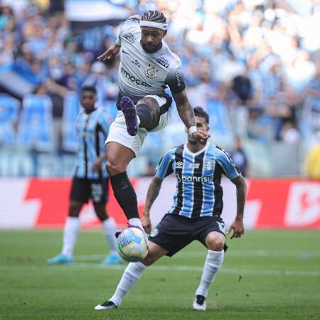 Memphis Depay em ação durante Grêmio x Corinthians, partida do Campeonato Brasileiro