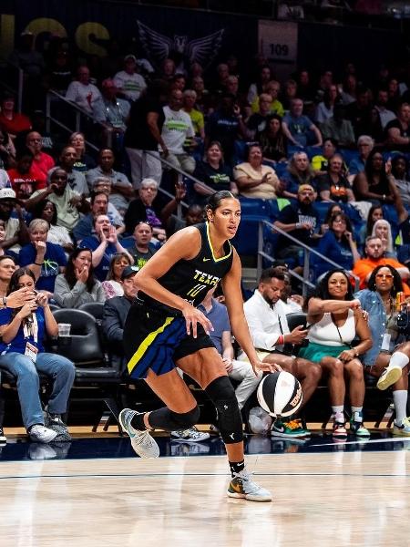 Stephanie Soares em ação pelo Dallas Wings em 2024