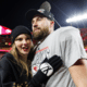 Taylor Swift e o namorado Travis Kelce, do Kansas City Chiefs, comemorando o título da AFC da NFL