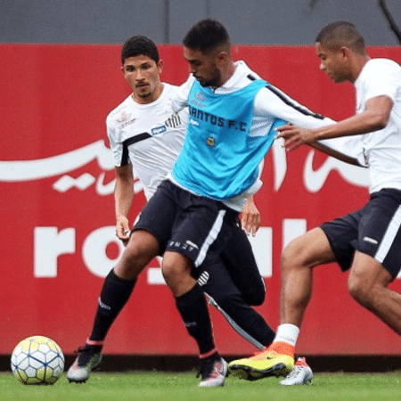 Léo Souza sendo marcado por David Braz e Yuri Lima durante treino do Santos Léo Souza sendo marcado por David Braz e Yuri Lima durante treino do Santos