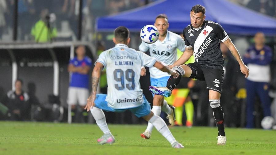 Jogadores de Vasco e Grêmio em ação pelo Brasileirão Jogadores de Vasco e Grêmio em ação pelo Brasileirão