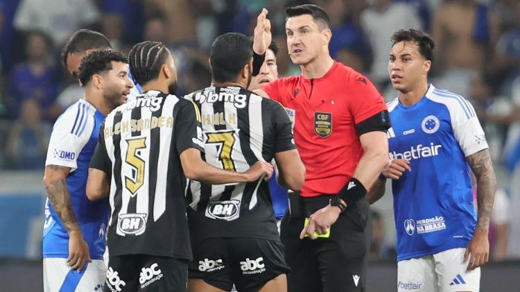 Árbitro Rafael Rodrigo Klein é cercado por jogadores de Cruzeiro e Atlético-MG em jogo da Copa do Brasil