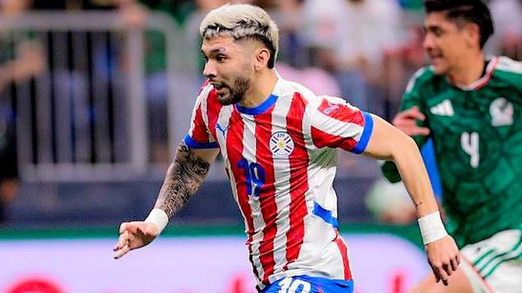 Julio Enciso, jogador da seleção do Paraguai