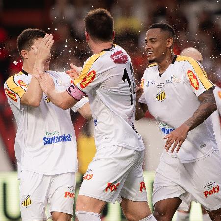 Jogadores do Novorizontino celebram gol sobre o Atlético-GO na Série B