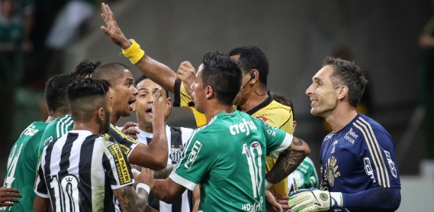 Lucas Barrios estreou pelo Palmeiras no clássico contra o Santos, no Allianz Parque - Ricardo Nogueira/Folhapress