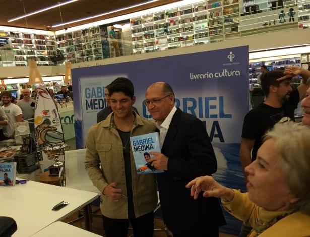 Alckmin compareceu ao lançamento de livro de Medina e foi hostilizado por parte do público - Luiza Oliveira