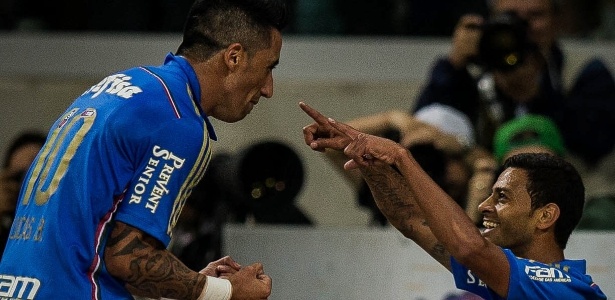 Cleiton Xavier agradece Lucas Barrios após assistência do paraguaio - Eduardo Anizelli/Folhapress