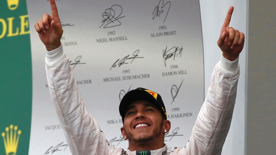 No pódio, Hamilton celebra vitória em Austin e o tricampeonato na F-1, conquistado em 2015 - Adrees Latif/Reuters