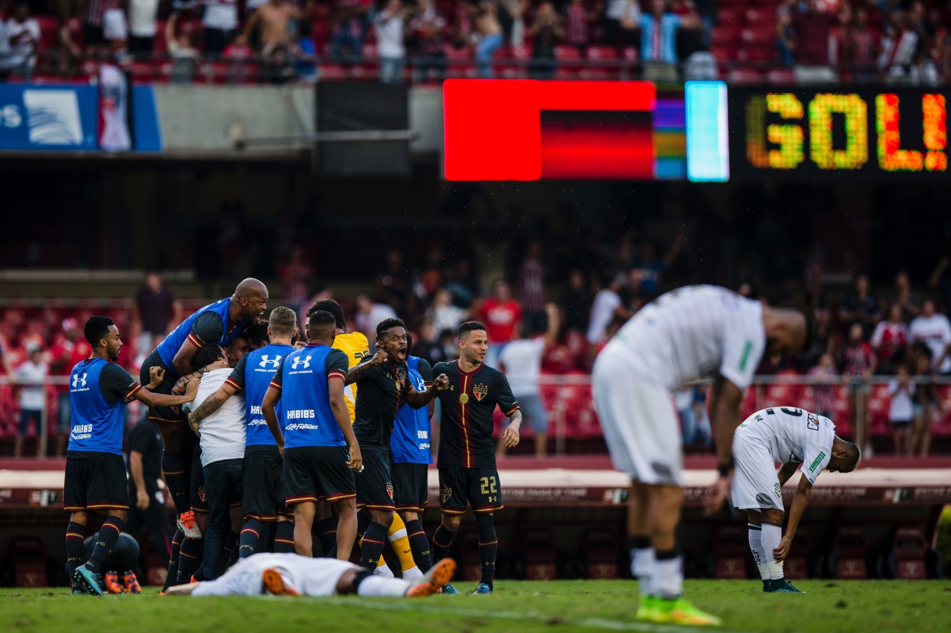 São Paulo virou contra o Figueirense, no último minuto, gol de Thiago Mendes, e manteve a posição no G-4 - Adriano Vizoni / Folhapress