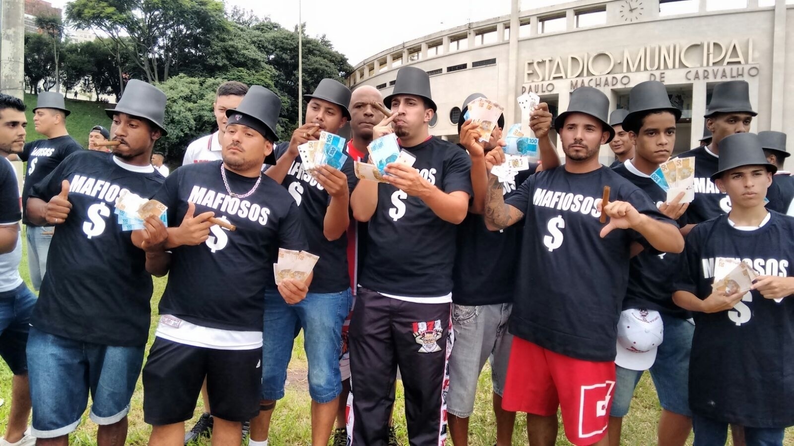 Torcedores do São Paulo protestam contra jogadores e direção do clube antes de partida pelo Campeonato Paulista no Pacaembu - Vanderlei Lima/UOL