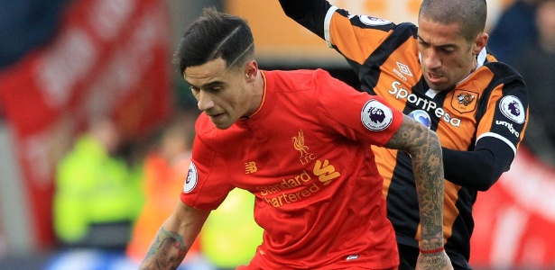 Philippe Coutinho, meia do Liverpool, protege a bola do marcador do Hull City em jogo do Inglês - AFP PHOTO / Lindsey PARNABY - AFP PHOTO / Lindsey PARNABY