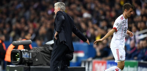 Ancelotti cumprimenta Muller depois de substituir atacante contra o PSG - Franck Fife/AFP - Franck Fife/AFP