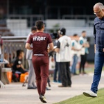 Dorival Jr. técnico do São Paulo, deixa o gramado do Morumbi após a derrota por 1 a 0 para o Santos, pelo Paulistão - undefined