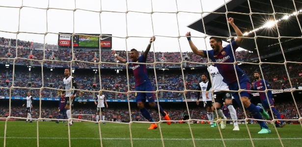 Paulinho e Suárez comemoram o gol de Umtiti - Albert Gea/Reuters - Albert Gea/Reuters