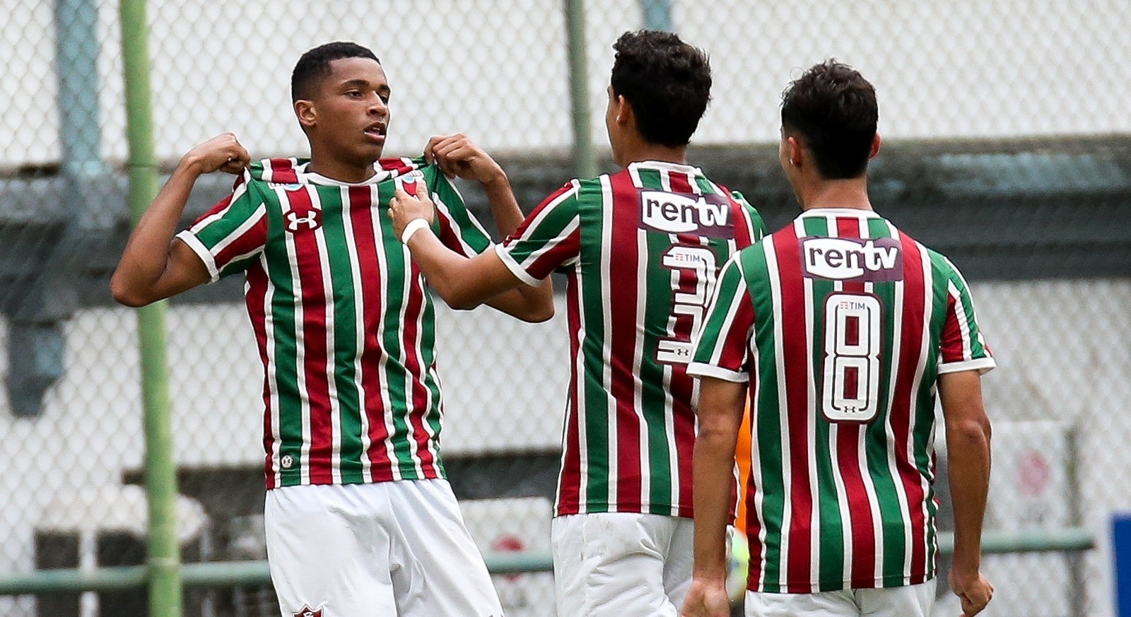 Jogadores do Flu festejam mais um gol sobre o Corinthians
