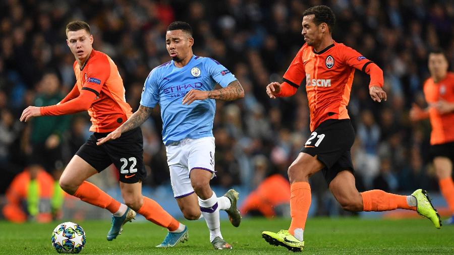 Gabriel Jesus disputa a bola com Alan Patrick em Manchester City x Shakhtar Donetsk - Paul ELLIS / AFP
