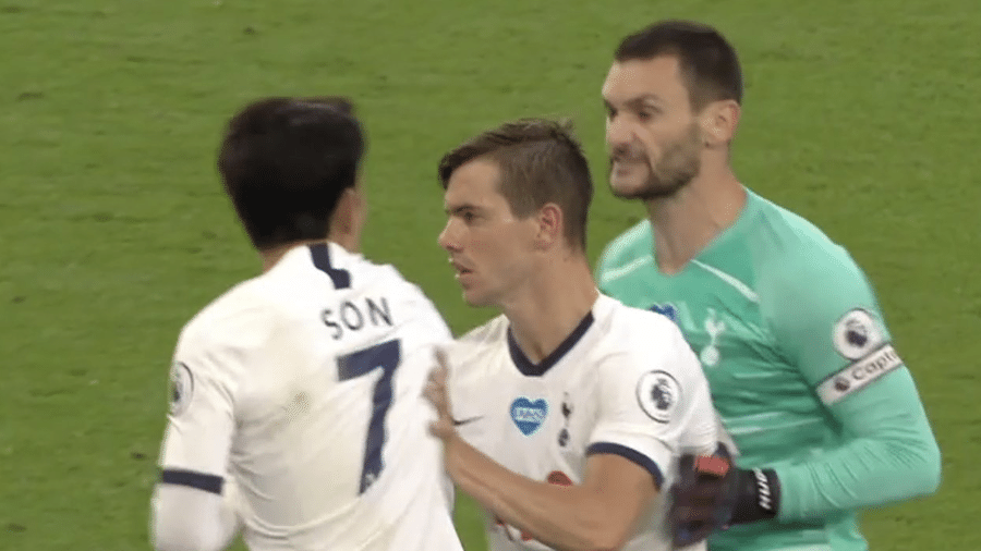 Goleiro Lloris e o atacante Son, do Tottenham, brigam após o final do primeiro tempo da partida contra o Everton pelo Inglês - Reprodução/Twitter