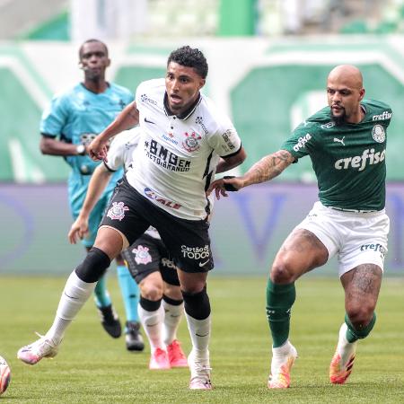 Éderson protege a bola contra a marcação de Felipe Melo na final paulista de 2020 entre Palmeiras x Corinthians - Rodrigo Coca/Agência Corinthians