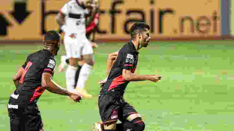Jorginho, do Atlético-GO, comemora seu gol contra o Flamengo, pelo Brasileirão 2020 - Heber Gomes/AGIF - Heber Gomes/AGIF