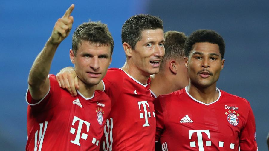 Gnabry (à direita) celebra gol marcado na vitória do Bayern; time alemão busca sexto título da Champions - Reprodução/Bayern Munique twitter