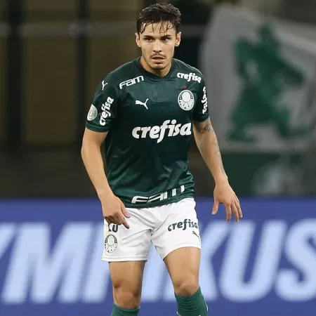 Raphael Veiga muda de posição e retoma destaque no Palmeiras