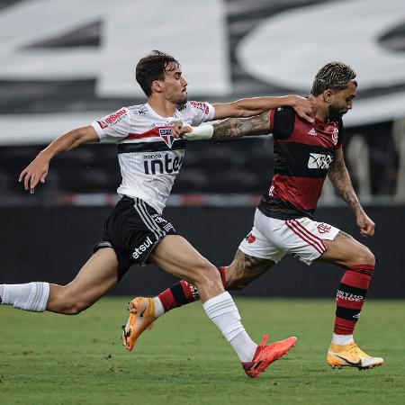 Igor Gomes e Gabigol disputam a bola na partida entre Flamengo x São Paulo, pela Copa do Brasil  - André Mourão/Foto FC/UOL