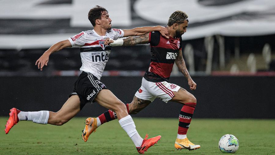 Igor Gomes e Gabigol disputam a bola na partida entre Flamengo x São Paulo, pela Copa do Brasil  - André Mourão/Foto FC/UOL