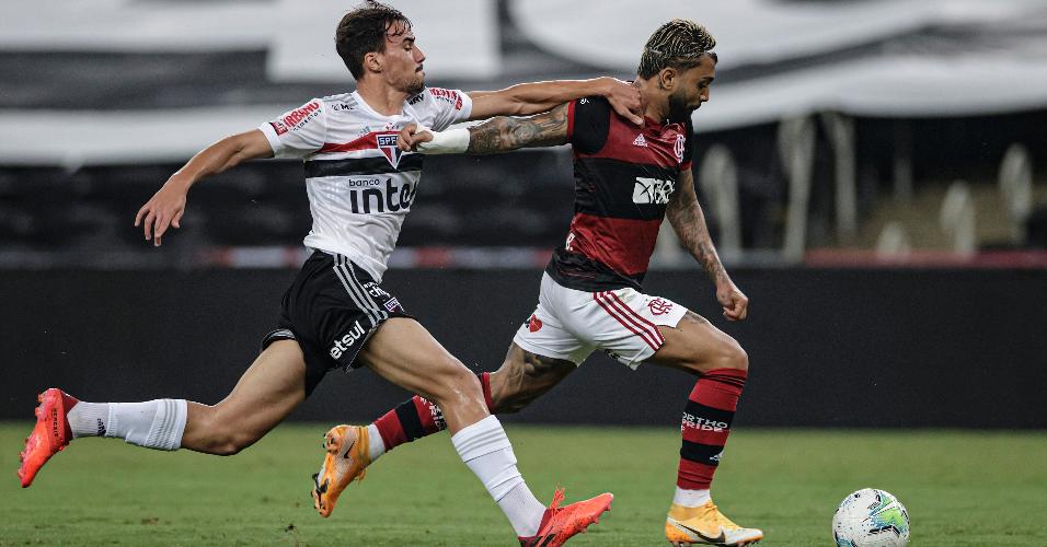 Igor Gomes e Gabigol disputam a bola na partida entre Flamengo x São Paulo, pela Copa do Brasil 