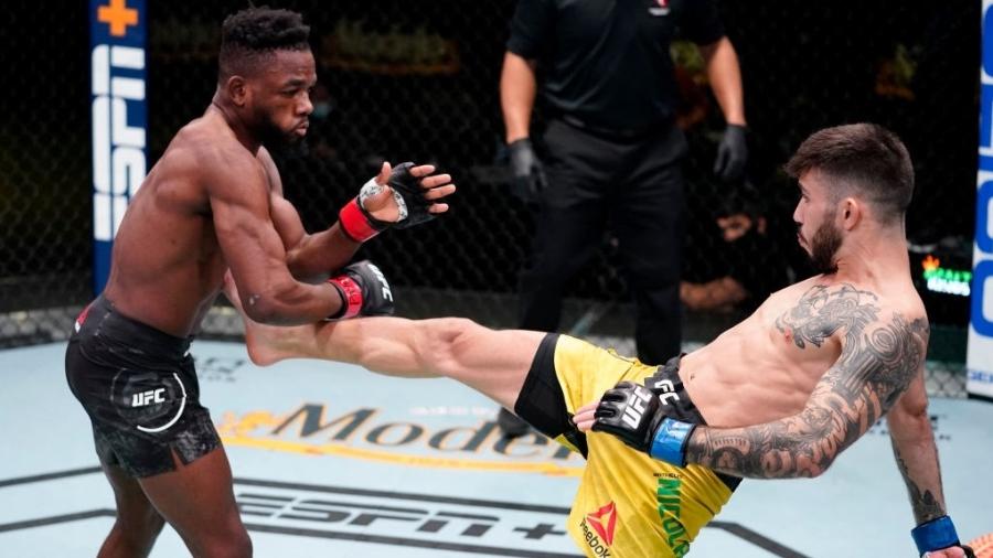O brasileiro Matheus Nicolau (de calção amarelo) aplica chute em Manel Kape em duelo no UFC Fight Night  - Jeff Bottari/Zuffa LLC/Getty Images