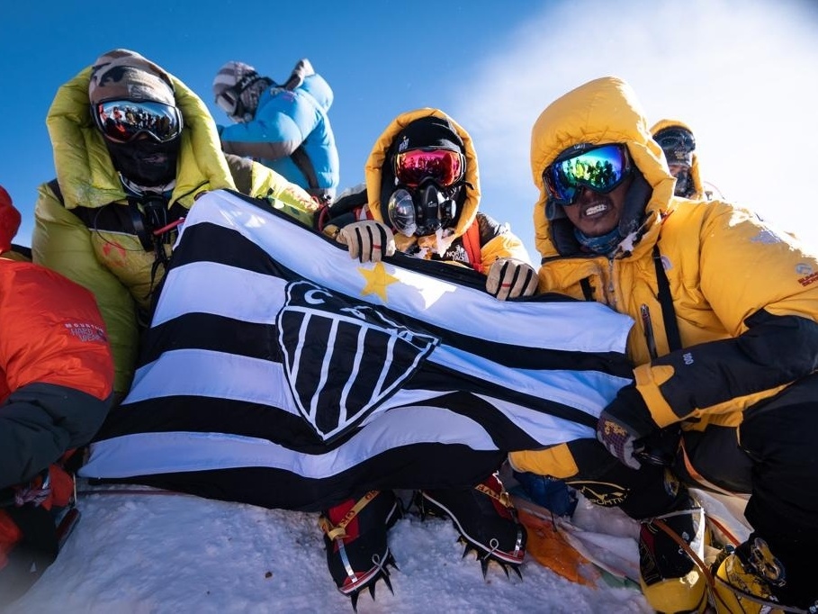 シングルライダース（TIMOTHY EVEREST） Alpinista que escalou Everest quer inspirar o Galo na Libertadores