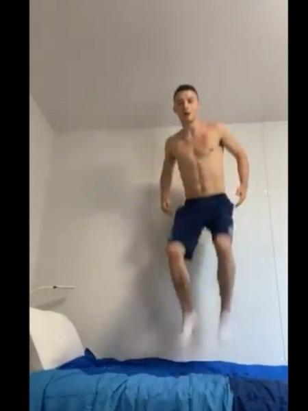 O ginasta resolveu testar na prática a resistência da cama da Vila Olímpica - Reprodução/Twitter