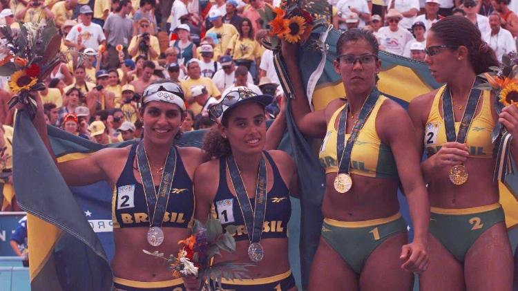 Mônica Rodrigues e Adriana Samuel com as medalhas de prata e Jaqueline Silva e Sandra Pires com as medalhas de ouro em Atlanta