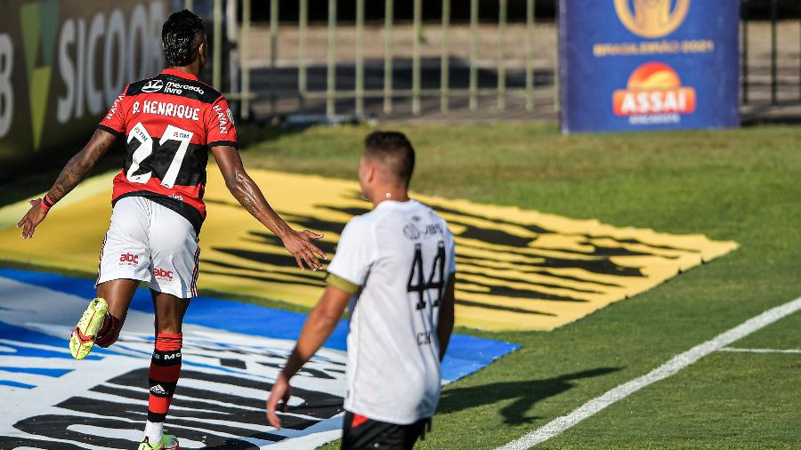 Bruno Henrique celebra gol pelo Flamengo contra o Sport - Thiago Ribeiro/AGIF