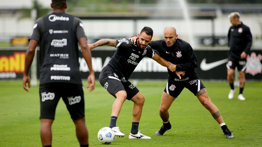 Renato Augusto e Fábio Santos, do Corinthians, na atividade da manhã desta quinta-feira (28/10/2021), no CT Dr. Joaquim Grava -  Rodrigo Coca/Agência Corinthians