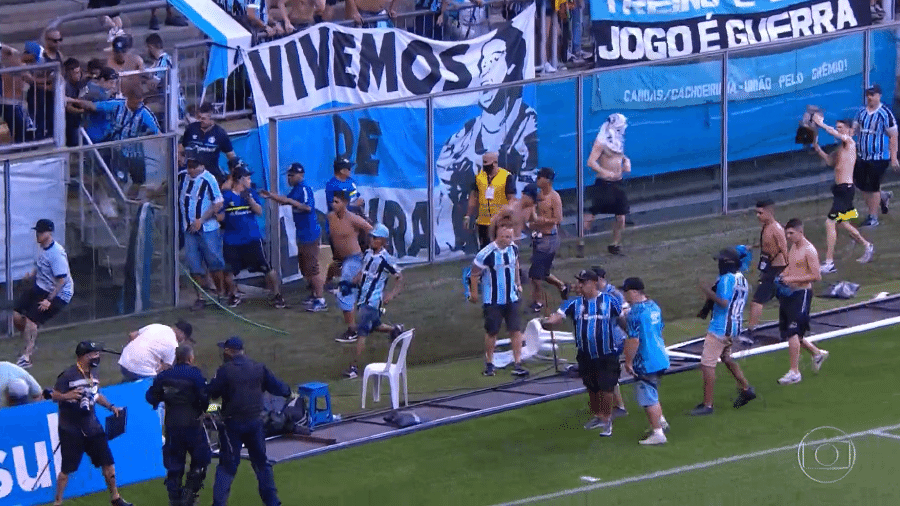 Torcedores do Grêmio invadiram campo da Arena após a derrota para o Palmeiras - Reprodução / TV Globo