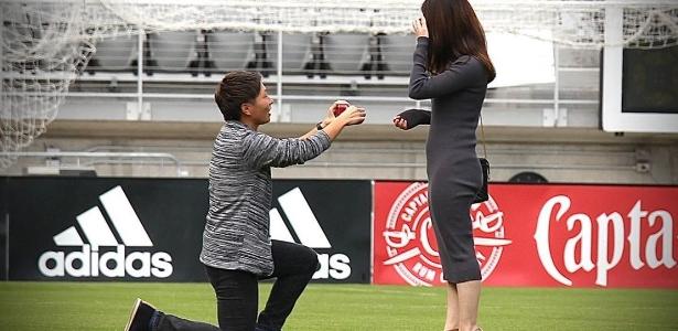 Quem é o jogador trans que pediu namorada em casamento no campo de futebol? - UOL Esporte